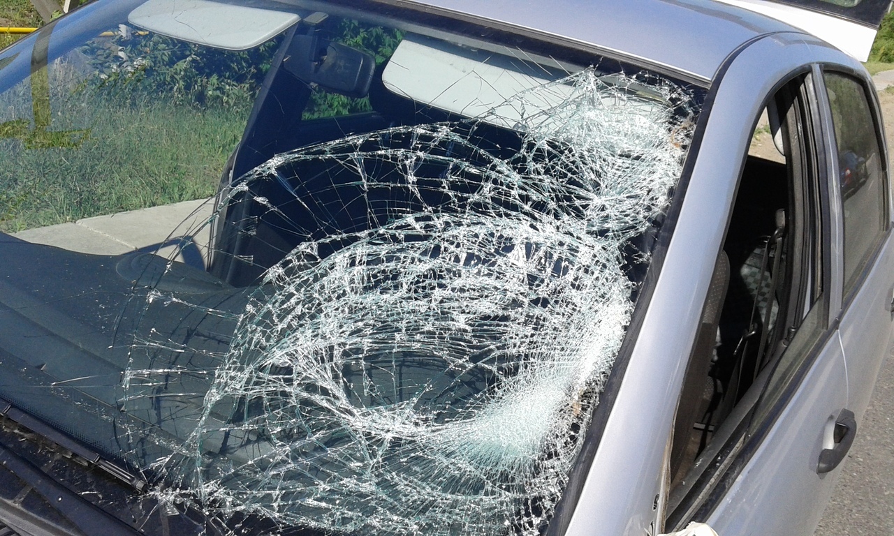 Разбитое лобовое стекло машины. Разбитое лобовое стекло. Разбитое стекло автомобиля. Разбитые стекла в машине.
