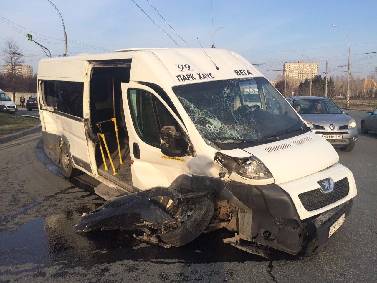Маршрутное дтп. Авария автобуса в Тольятти. Разбитый микроавтобус.