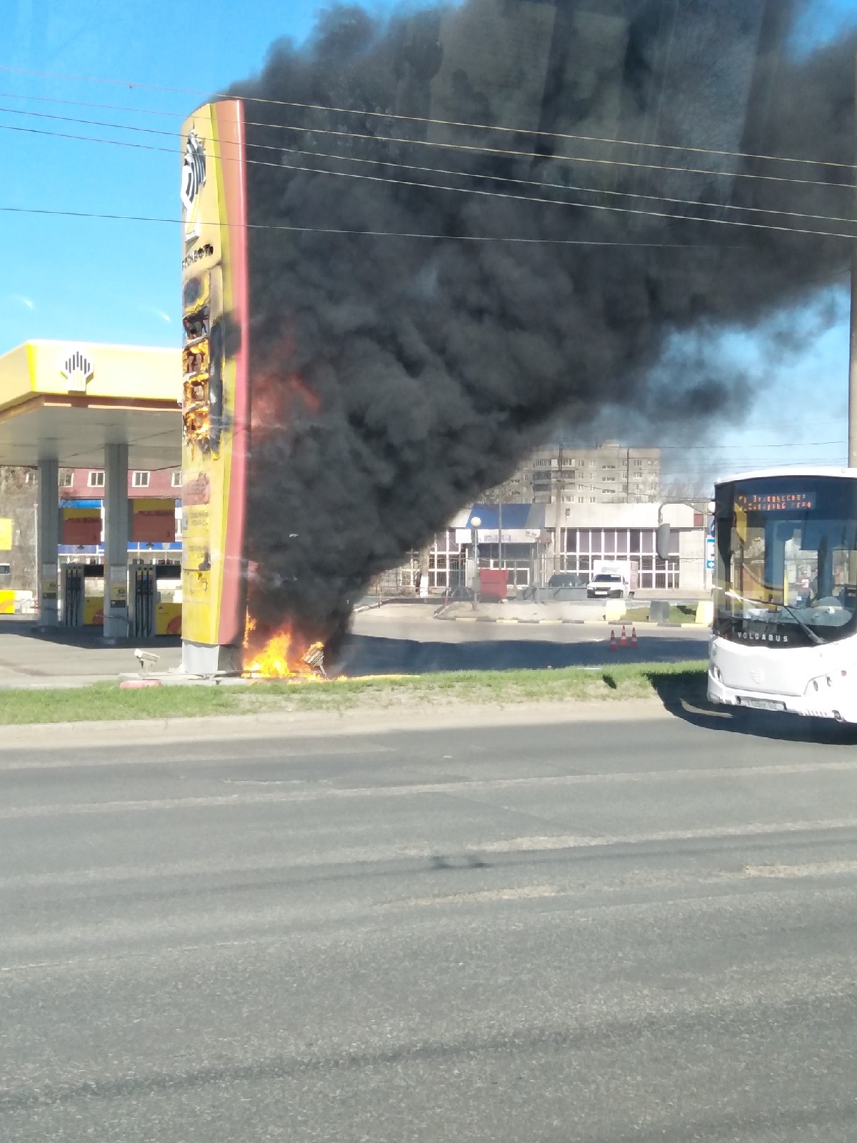 Что горит в тольятти сейчас. Пожар в Тольятти сейчас. Пожар на АЗС Роснефть. Что горит в Тольятти. Пожар на автозаправочной станции в Арзамасе.