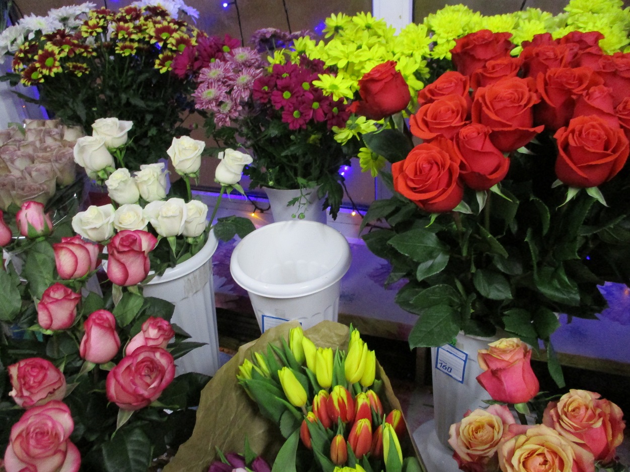 Красть цветы. Украл цветы. Цветочная Лавка в вазе Тольятти. Свежие розы в ведре. Цветы Тольятти.