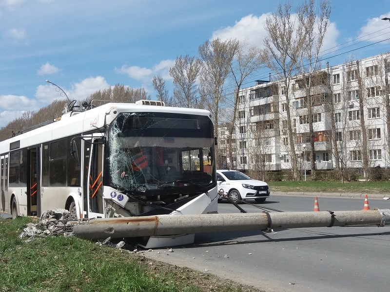 Дтп с троллейбусом. Тольятти авария троллейбус. Транспортная 26 Тольятти. Троллейбус врезался в столб.