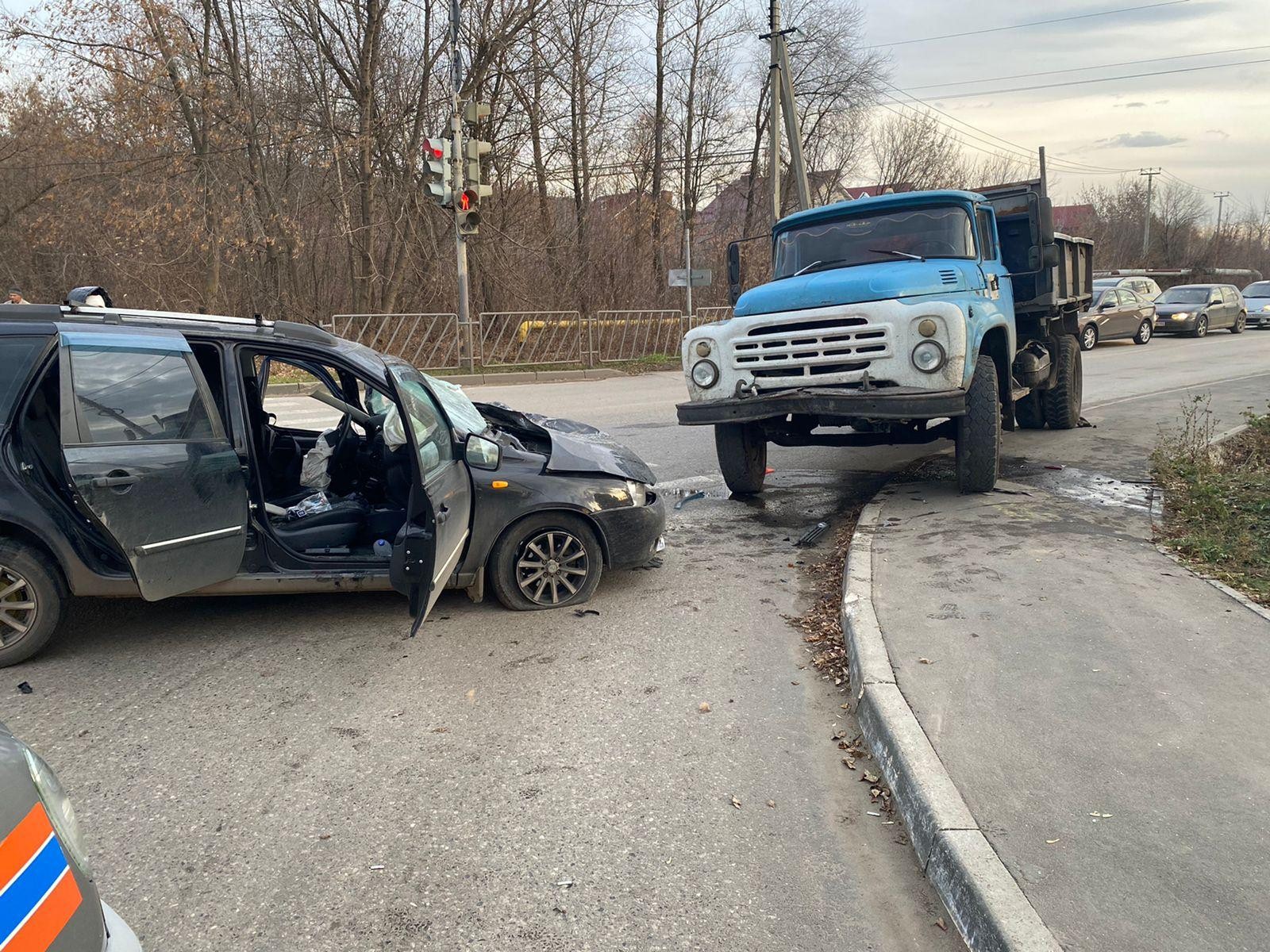 Самара аварии за сутки. Авто аварий в Самаре на 6.11.2021. Происшествия Жигулевск.