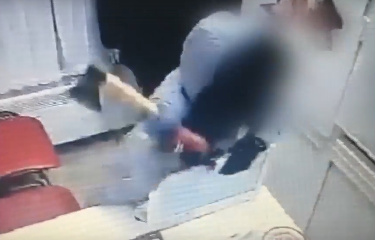 Нападение с топором. Ограбление банка в Самаре. Топором женщину напала. Девушка размахивает топором.
