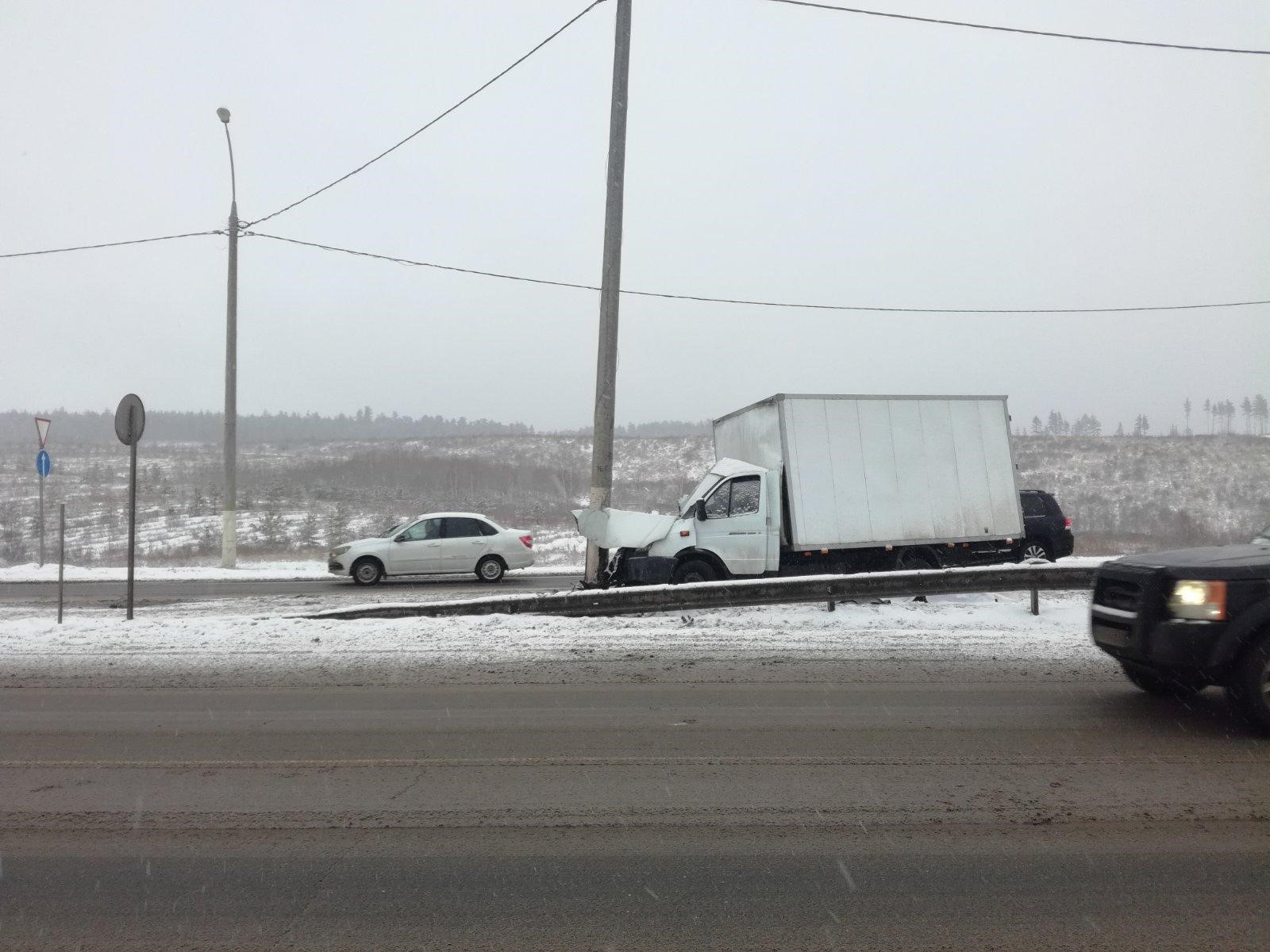 В Тольятти «ГАЗель» врезалась в столб. Погиб человек | 19.12.2021 | Тольятти  - БезФормата