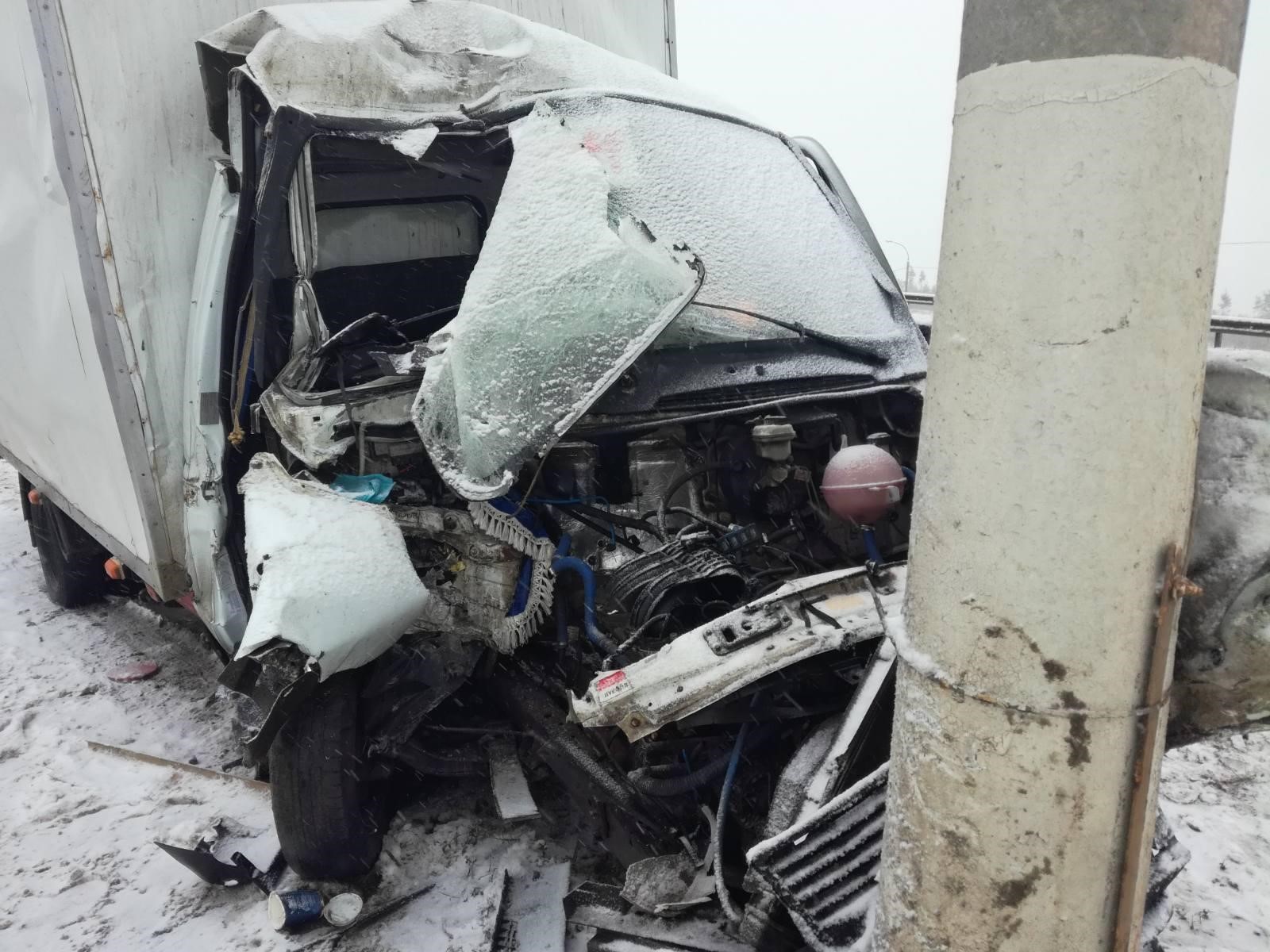 В Тольятти «ГАЗель» врезалась в столб. Погиб человек | 19.12.2021 |  Тольятти - БезФормата