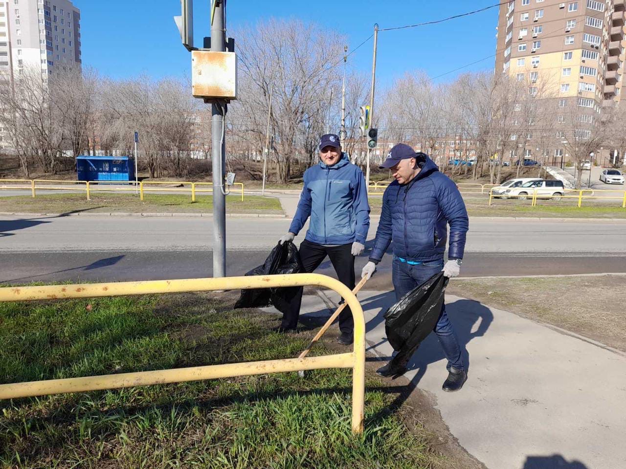 Свежие новости тольятти сегодня. Сквер Ливанова Тольятти. Субботник на дорогах фото. Новости Тольятти. Уборка придомовой территории картинки.