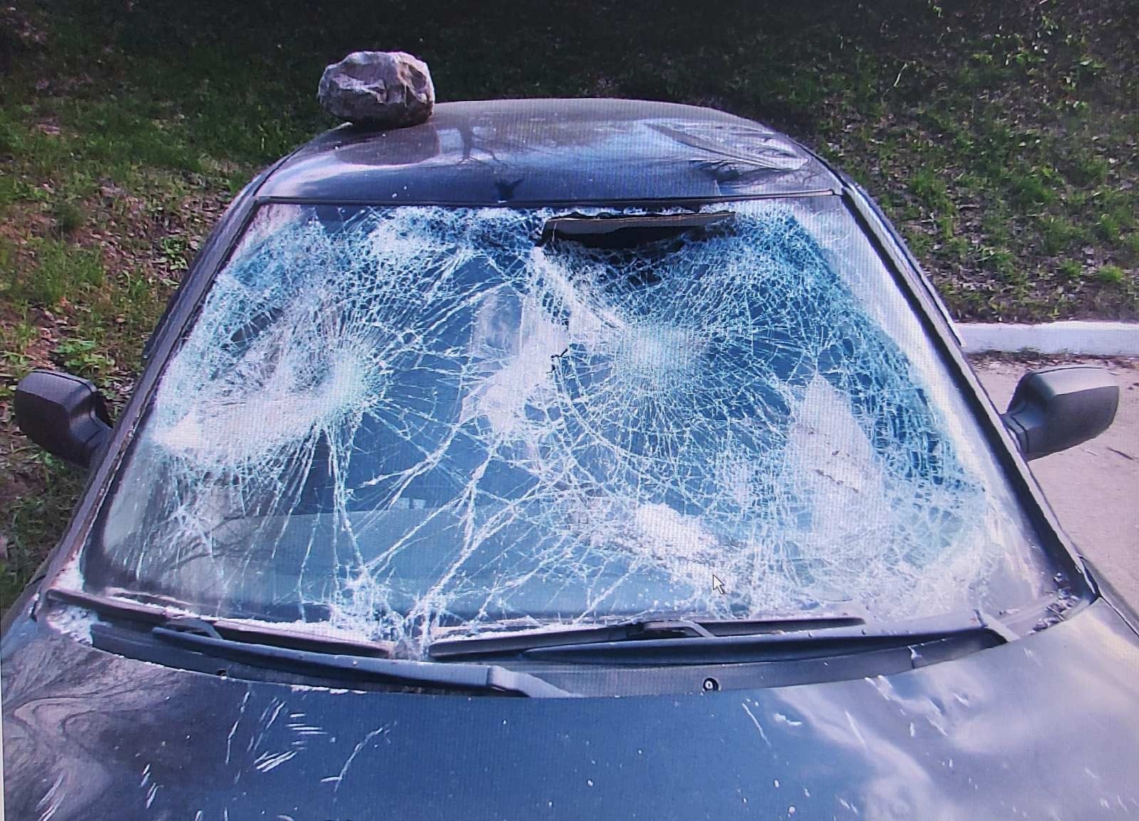 Разбили машину камнем. Повреждение автомобиля. Камень на автомобиль. Стекло в машине повредил камешек.