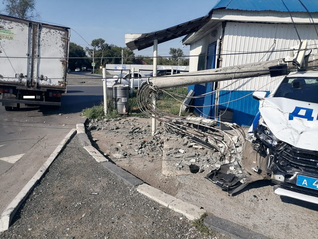 В Самарской области грузовик уронил столб на машину ДПС | 08.08.2022 |  Тольятти - БезФормата