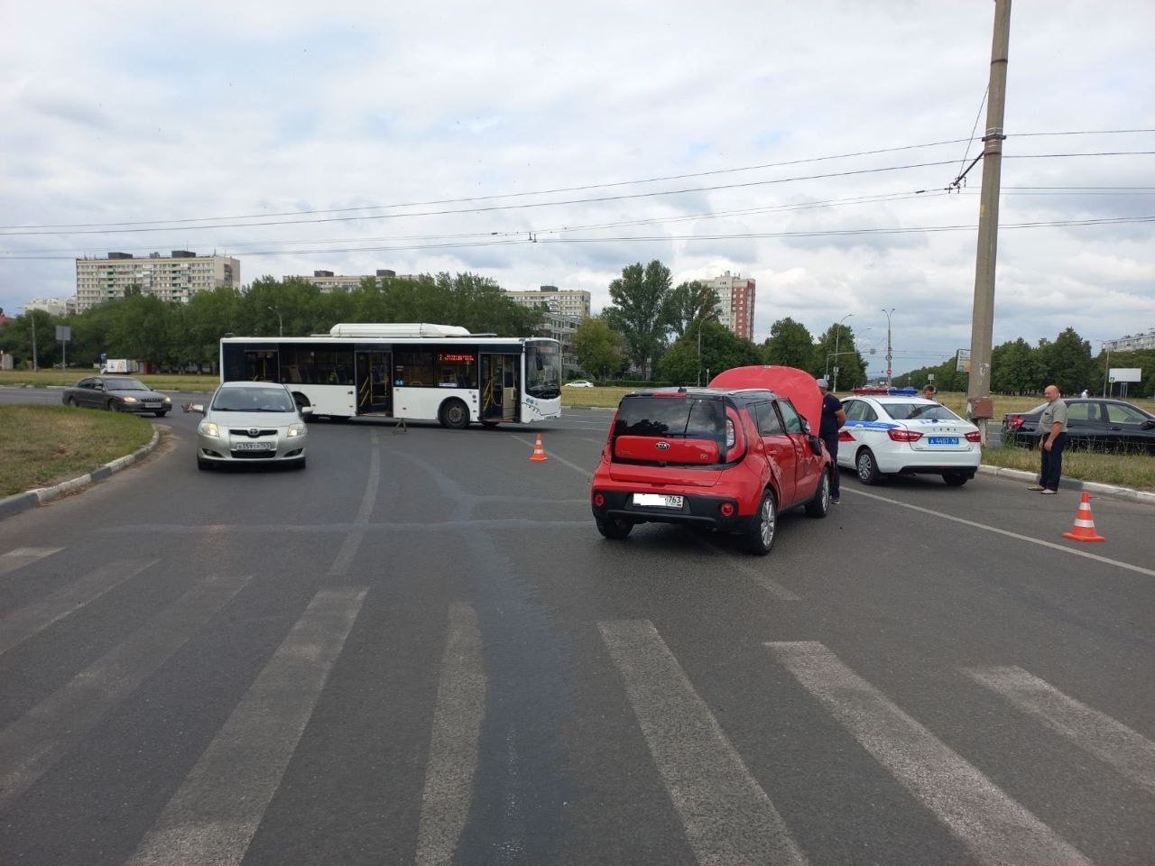 В Тольятти женщина пострадала в аварии иномарки и автобуса | 17.07.2023 |  Тольятти - БезФормата