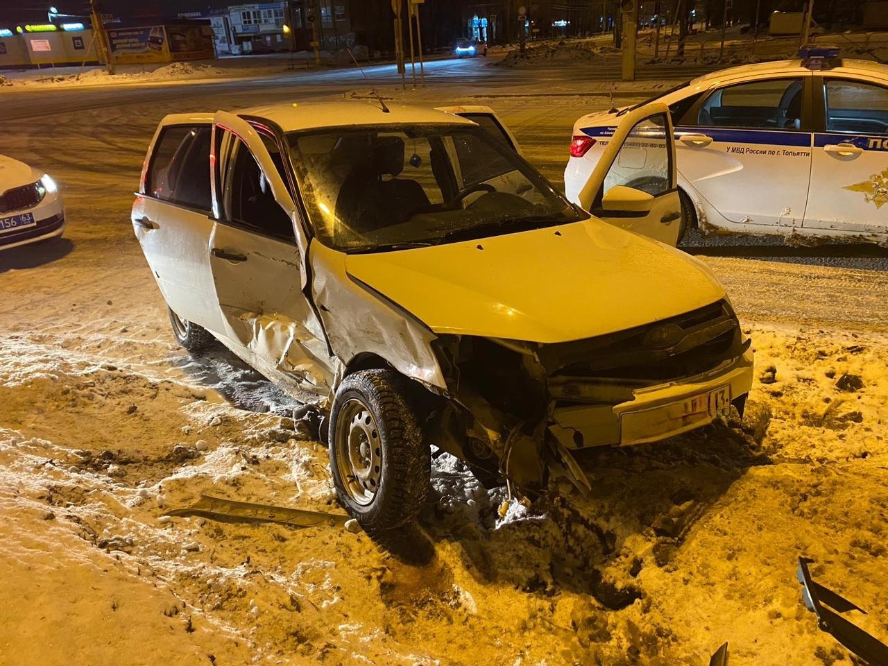 В Тольятти в аварии на перекрестке пострадали 3 человека | 05.01.2024 |  Тольятти - БезФормата