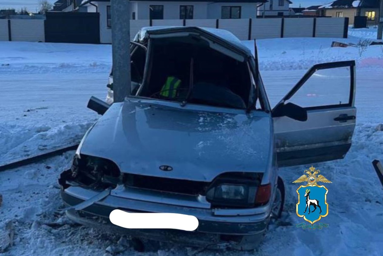 Под Тольятти водитель машины врезался в столб и попал в больницу |  19.01.2024 | Тольятти - БезФормата