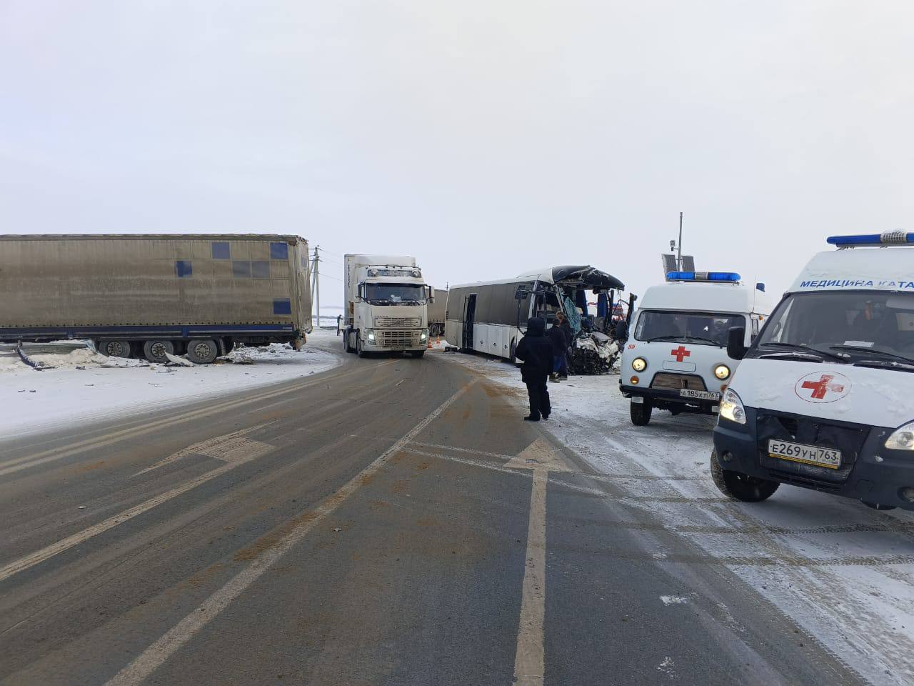 На М-5 в Самарской области столкнулись автобус и грузовик. Пострадали люди  | 07.01.2024 | Тольятти - БезФормата