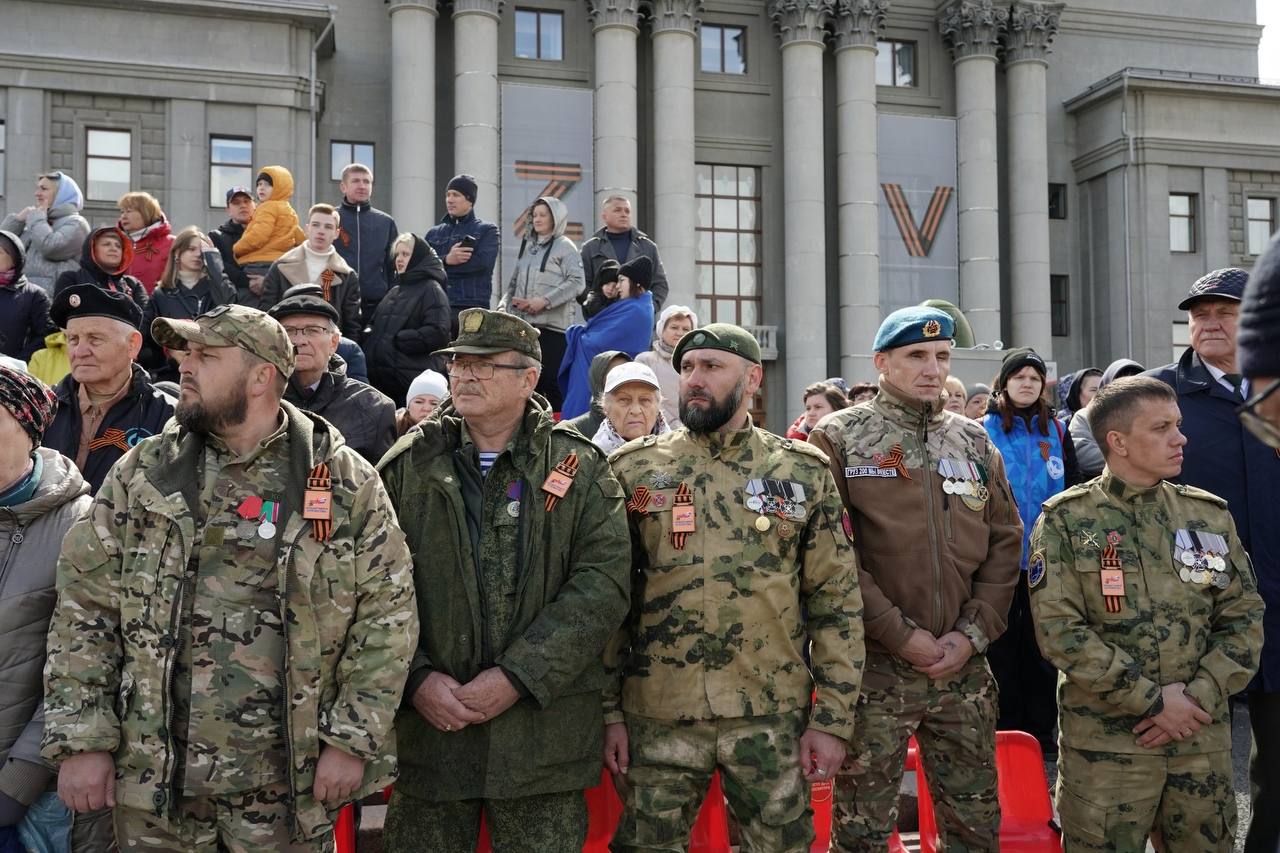 Тысячи самарцев пришли на Парад Победы на площади Куйбышева | 09.05.2024 |  Тольятти - БезФормата