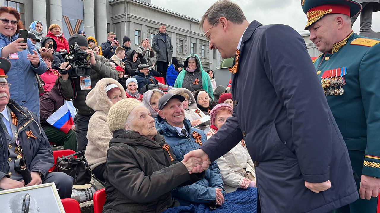 Тысячи самарцев пришли на Парад Победы на площади Куйбышева | 09.05.2024 |  Тольятти - БезФормата