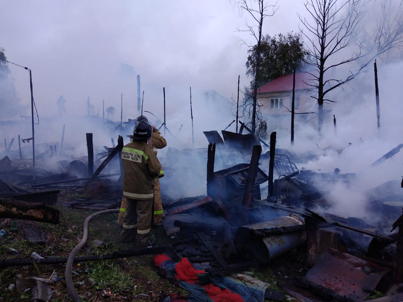 В Самарской области в пожаре сгорели гаражи и машины | 06.05.2024 | Тольятти  - БезФормата